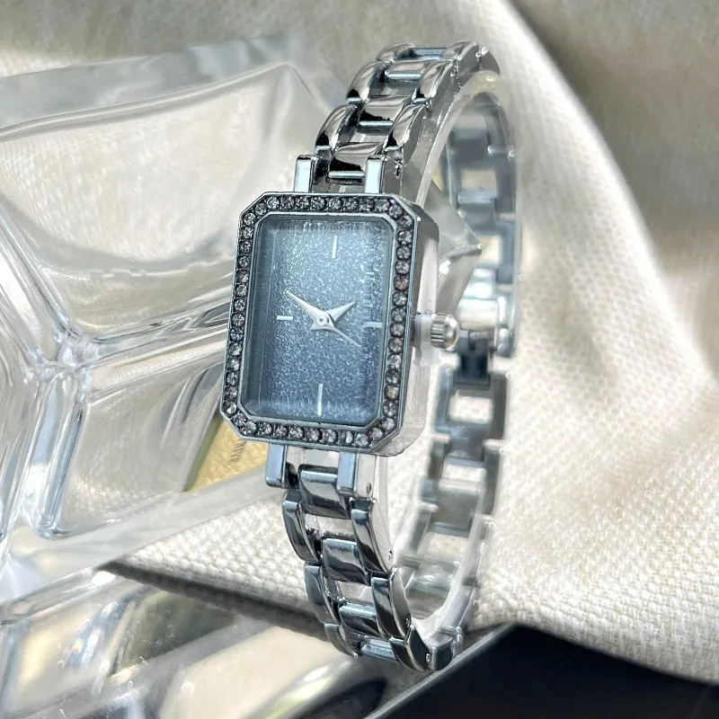 ساعة نسائية فاخرة جديدة صغيرة مربعة كاملة الماس كوارتز ساعة ذهبية سوار من الفولاذ المقاوم للصدأ ساعة فستان للسيدات