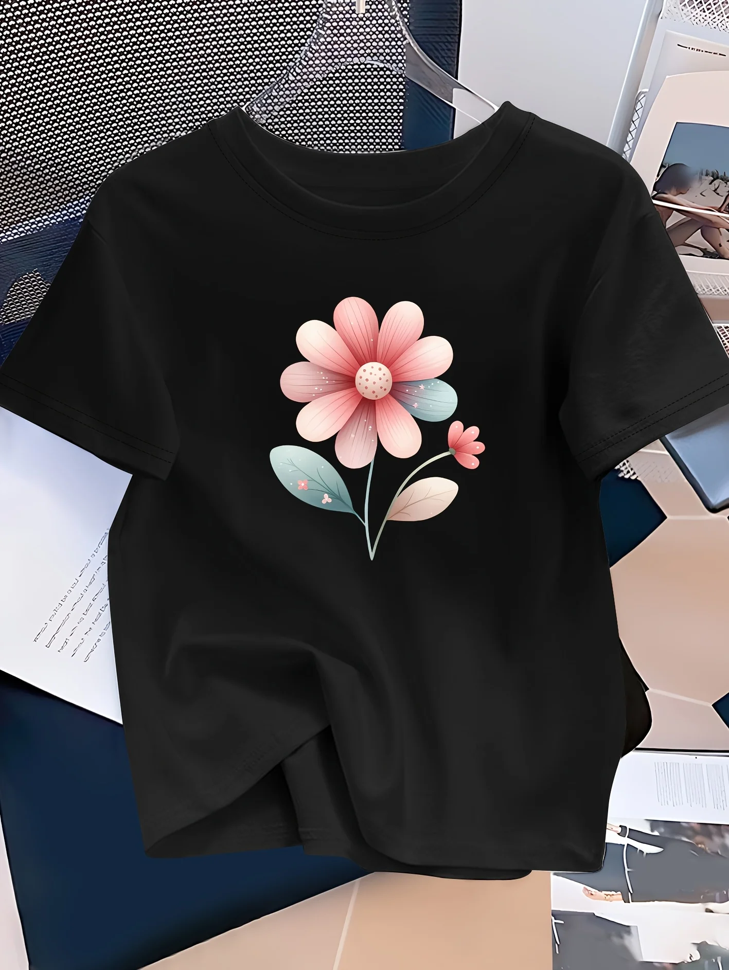 

Женская футболка с цветочным принтом — розовый и синий цветочный узор с зелеными листьями. Повседневный и универсальный весенне-летний цветочный принт