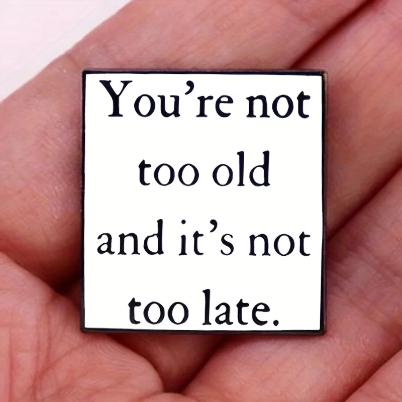 „Du bist nicht zu alt und es ist nicht zu spät.“ Buchstaben Pins Brosche Interessante Abzeichen Zubehör Kragen Pin