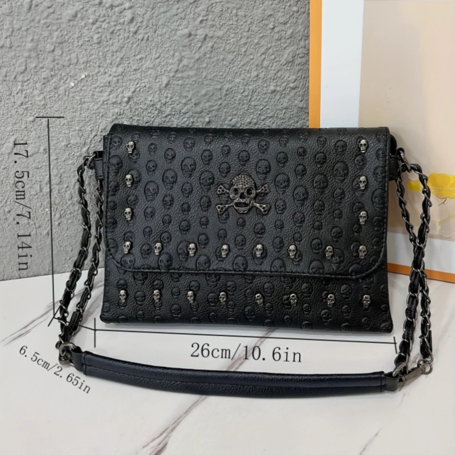 Borsa a tracolla alla moda con teschio, tracolla in pelle PU con tracolla a catena, piccola borsa quadrata di design