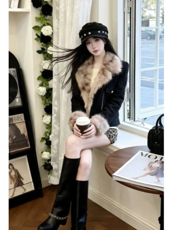 เสื้อแจ็คเก็ตหนังสไตล์อเมริกันชิคย้อนยุค บุขนสัตว์ อุ่นสบาย สำหรับขี่มอเตอร์ไซค์  แบบหนา  เสื้อคลุมฤดูหนาว  ดีไซน์ซิปสั้น สำหรับผู้หญิง