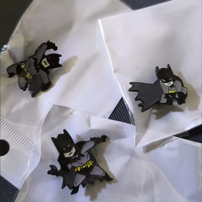 

Товар фильма «Бэтмен» с героями мультфильмов, милая брошь в стиле аниме, креативный персонализированный металлический значок, подвеска на рюкзак, подарок, оптовая продажа