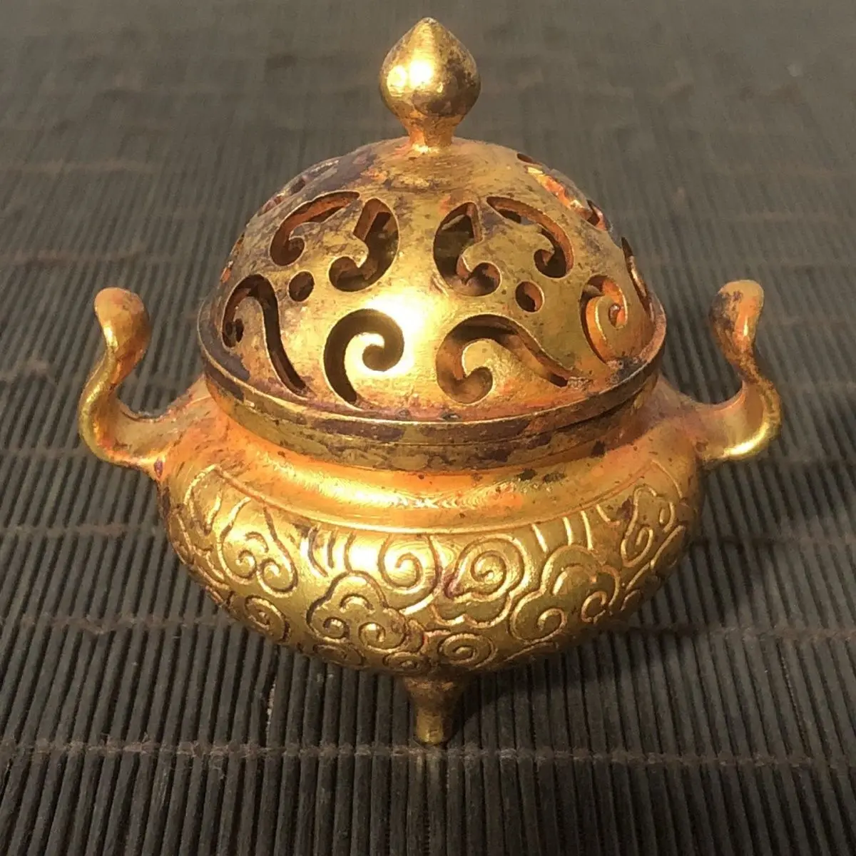 Gilt Double-eared three-legged auspicious cloud pattern incense burner Ornament Decoration Tea Pet Figurines