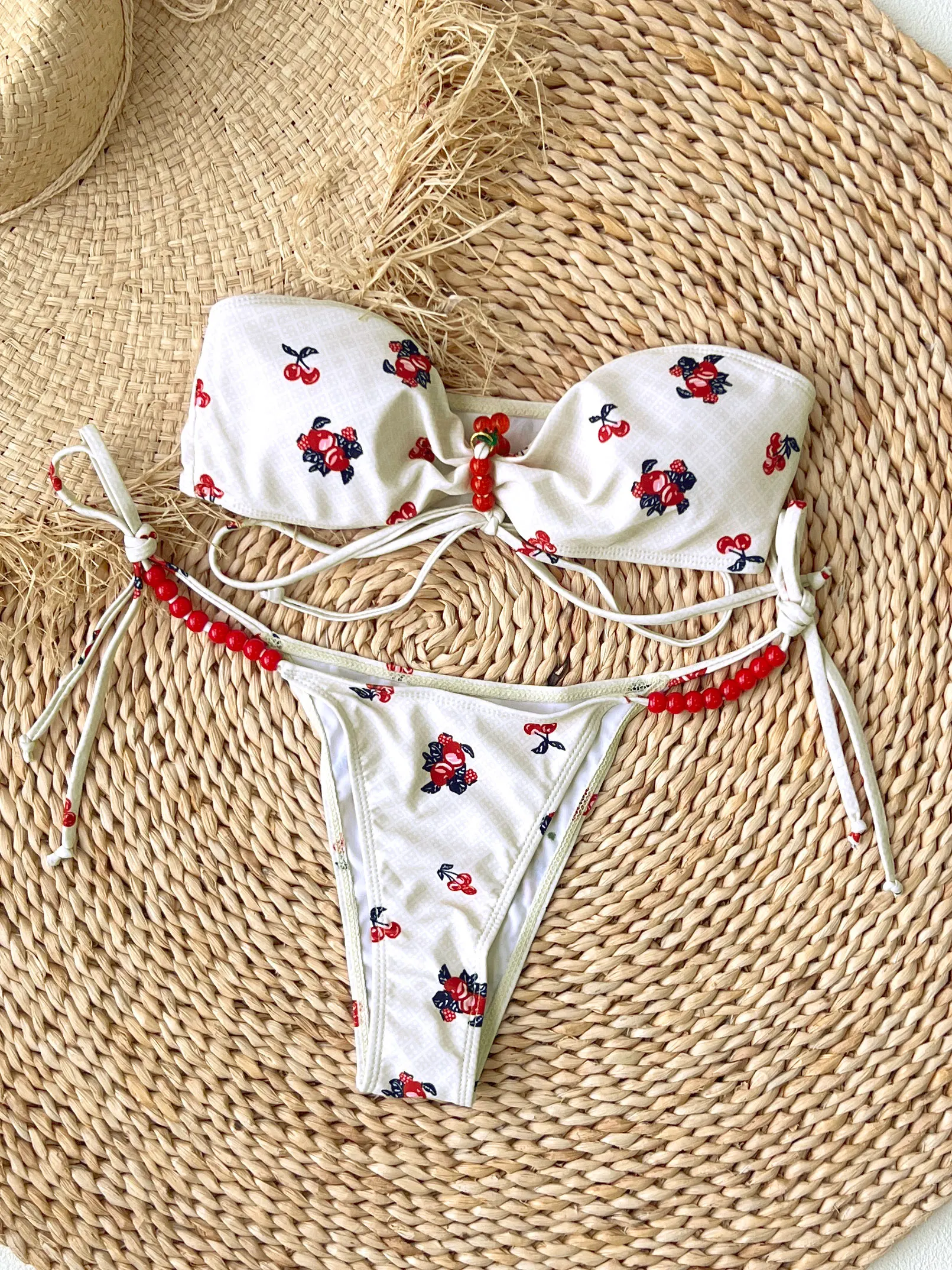 2025, süßes Blumen-Bikini-Set – Weiß mit rosa Rosen und Perlenträgern, perfekt für Strandkleidung und Poolpartys, Strandurlaub
