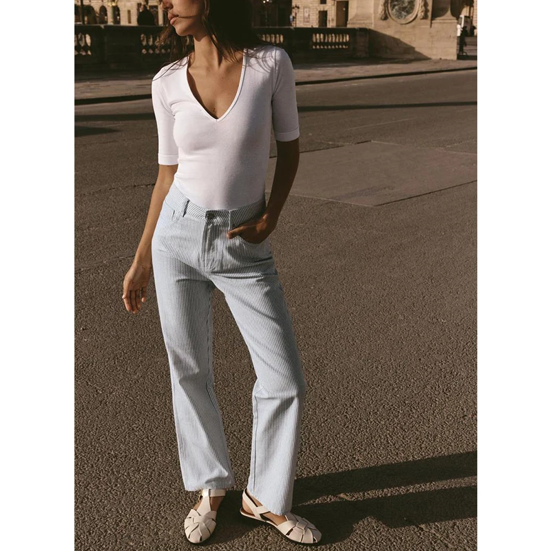 เสื้อยืดผู้หญิงฤดูร้อนใหม่ ดีไซน์เรียบง่าย คอวี แขนสั้น หลากสี ผ้าเนื้อนุ่ม สวมใส่สบาย ทรงเข้ารูป เหมาะสำหรับใส่ไปทำงาน ผลิตจากเส้นใยโพลีเอสเตอร์