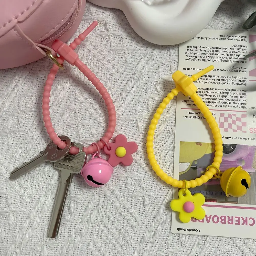 เครื่องประดับห้อยจี้ดอกไม้ทำจากซิลิโคนน่ารักพร้อมจี้กระเป๋าพวงกุญแจคู่สีลูกกวาดอุปกรณ์เสริมกระเป๋า
