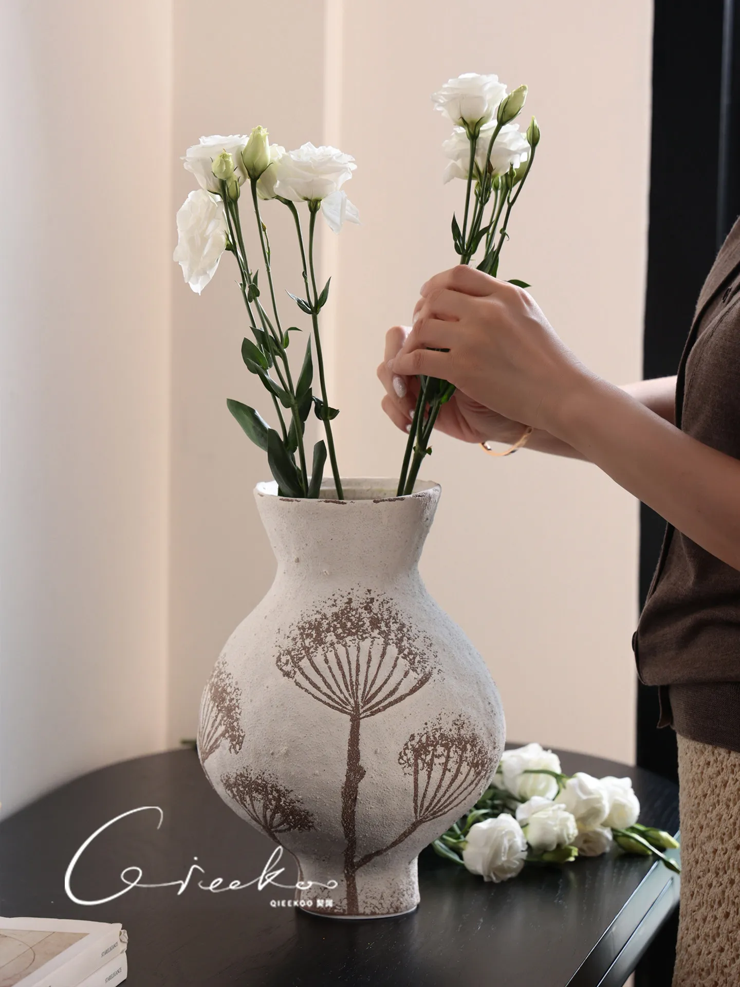 Beige Vintage Botanical Ceramic Vase, Matte Floral Container Tabletop Ornament for Living Room Bedroom Entryway Home Decor
