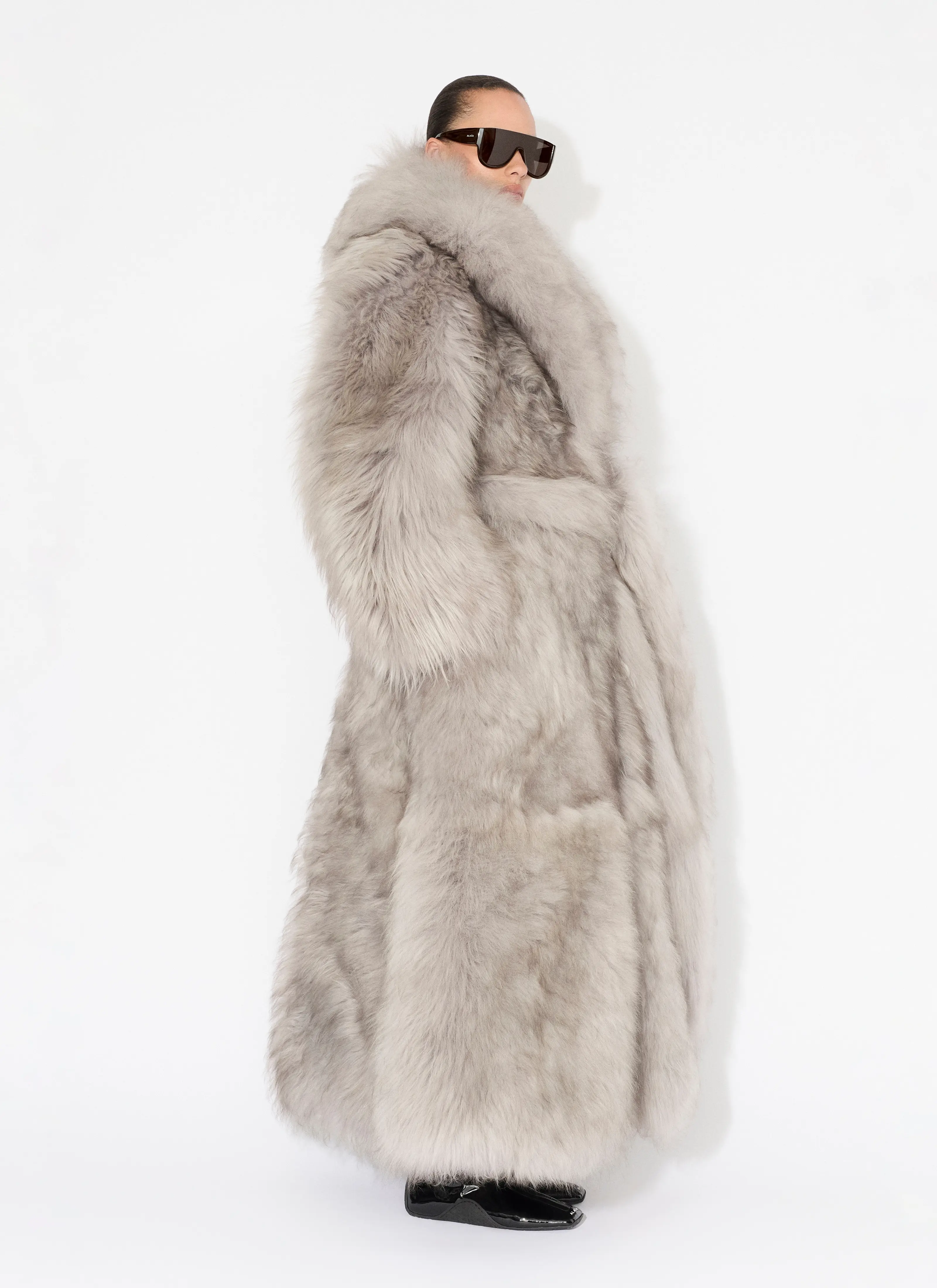 The high-quality original version of the 2025 new long fur coat will be released in the same factory as the ALAIA coat