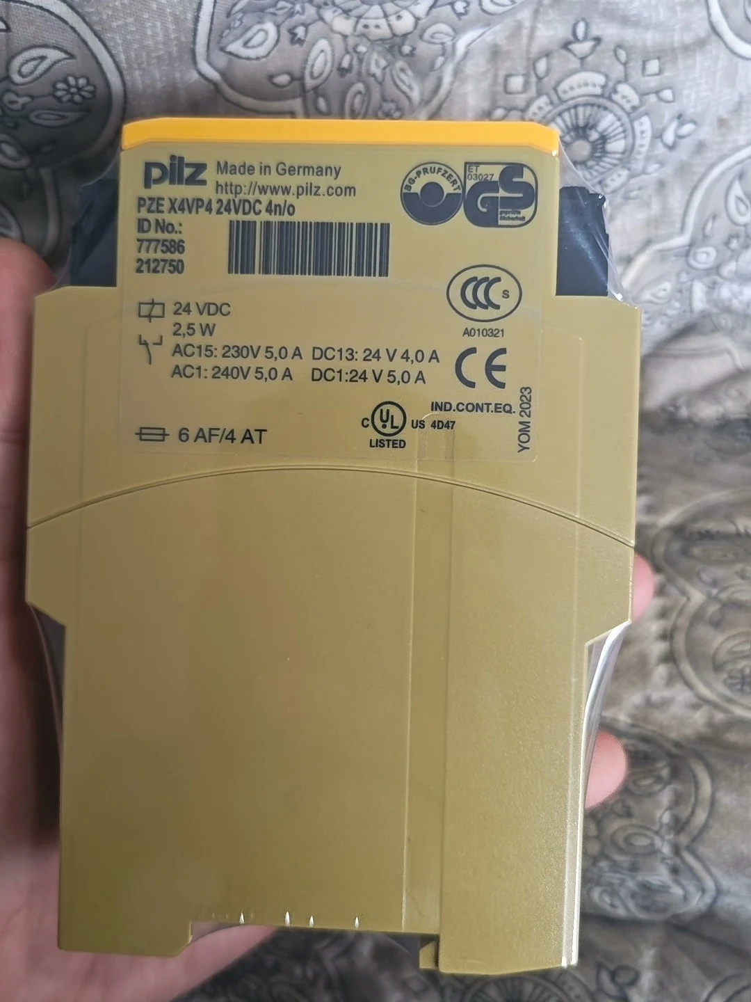 Pilz X4VP4 777586 safety relay Germany in Stock