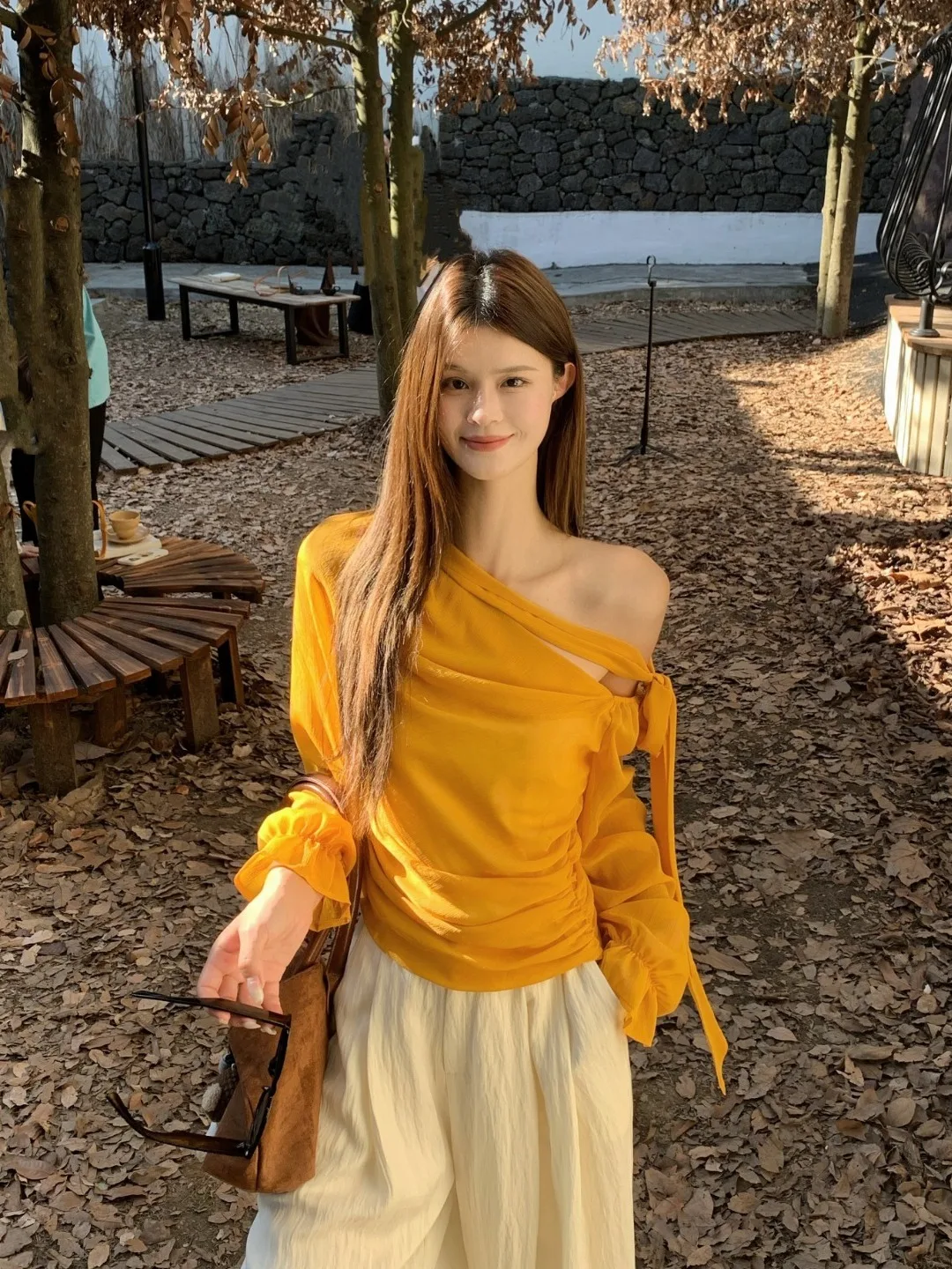 

Желтая шифоновая блузка в корейском стиле с открытыми плечами и длинными рукавами, женская, весенняя, новый дизайн, приталенная, универсальная, топ