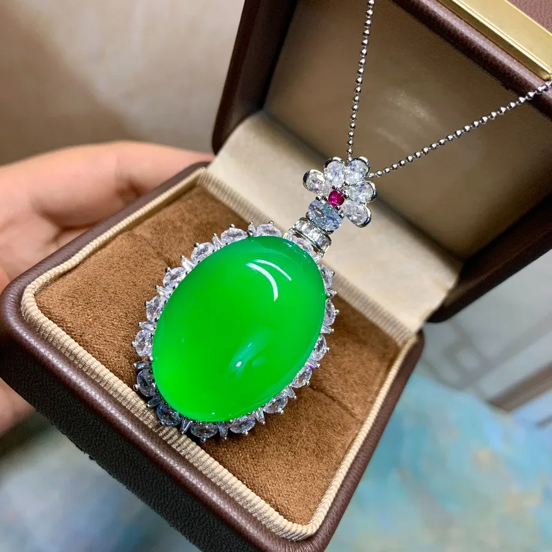 Vibrant Green Oval Gem Pendant, Vivid Positive Green Tone, High Transparency With Fine Texture, Plump And Round, Elegant Premium