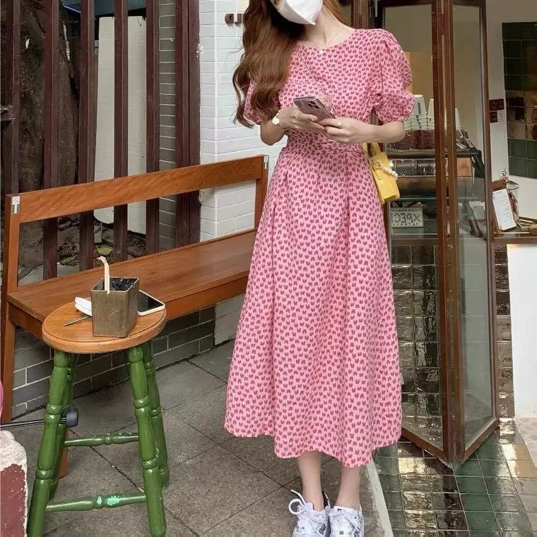 Sukienka maxi damska w stylu retro z kwiatowym wzorem, letnia, wysoki stan, wyszczuplająca, różowa w kropki, bufiaste rękawy, elegancka.