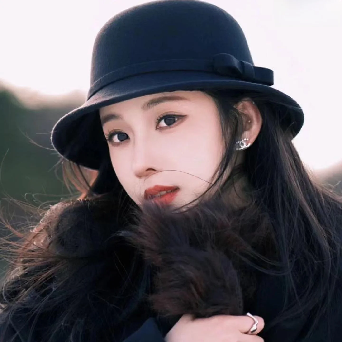 

Fall Winter Women's Bla Woolen Fierman Hat Hepburn Sle Small Face Illusory Ele Lady Visor Cap Faionable Accory