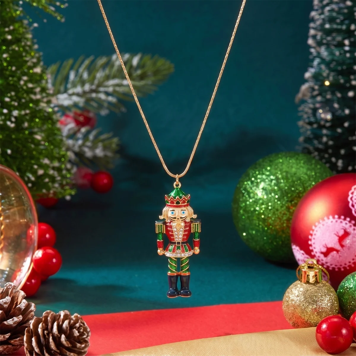 Weihnachtlicher Nussknacker-Soldaten-Anhänger, Halskette für Damen, Strass-Emaille-Charm, verstellbare Schlangenkette, Festtags-Schmuck – Detail 8
