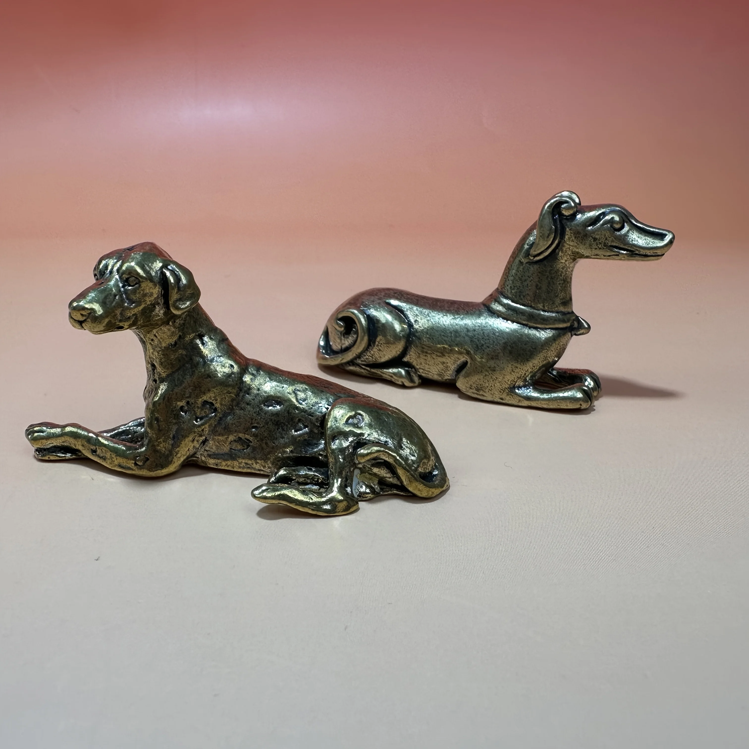 2 ornements classiques en laiton représentant des chiens couchés, décoration idéale pour la maison, le bureau, cadeau de collection pour les amoureux des chiens et des animaux