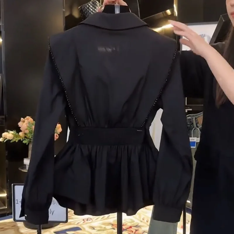 เสื้อเชิ้ตแขนยาวผู้หญิง คอลเลคชั่นฤดูใบไม้ผลิและฤดูใบไม้ร่วง ปี 2025 ดีไซน์ใหม่ ปกโปโลติดกระดุม แฟชั่นทันสมัย สไตล์อเนกประสงค์ ให้ลุคดูดีมีระดับ