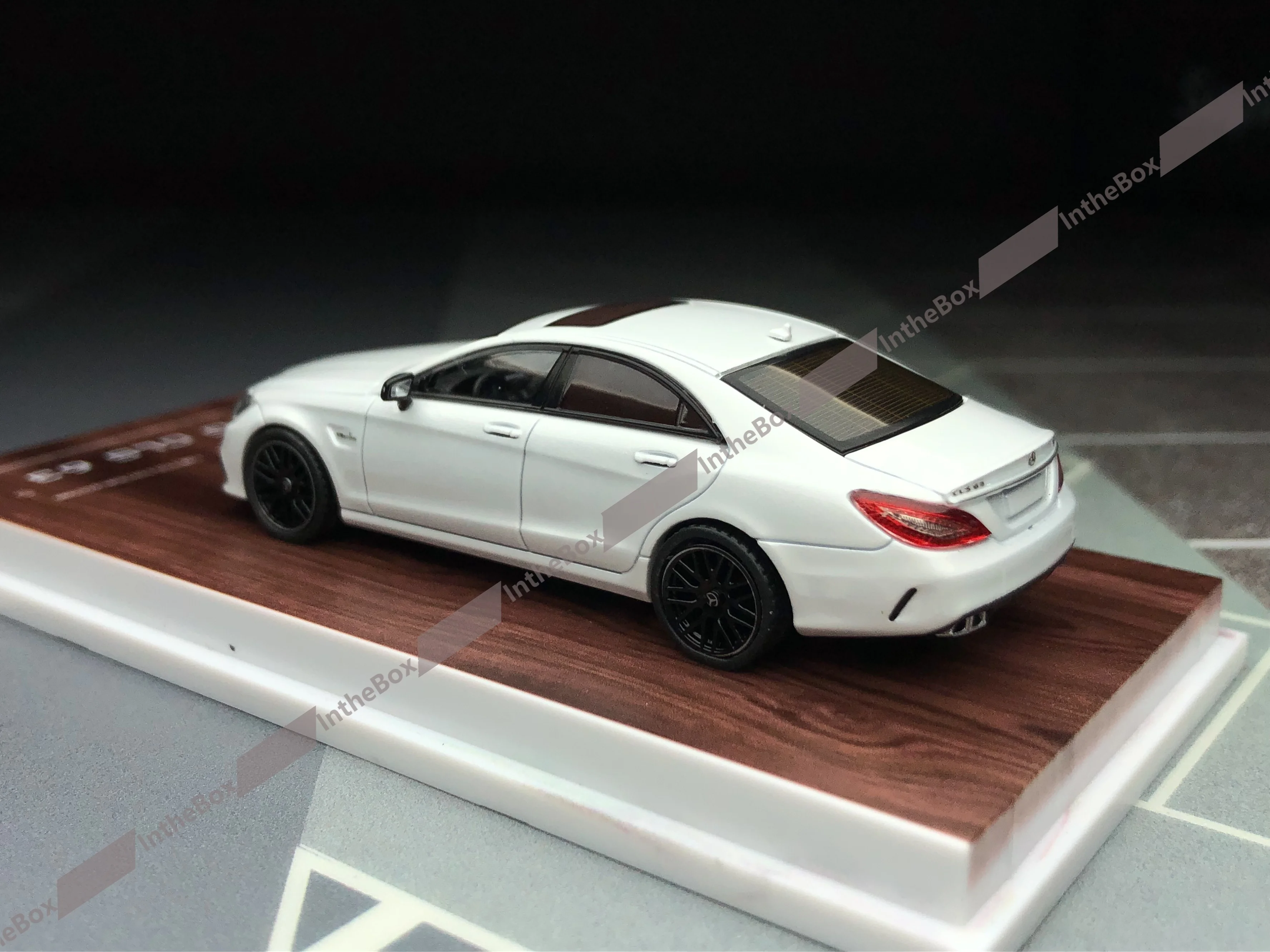 MJ 1:64 CLS63 White Model Car Diecast Collection Limited Edition