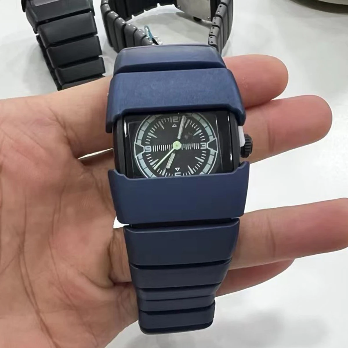 Popular Men's plastics Quartz Watches Retro Fashion Men's Casual Sports Watches New Style
