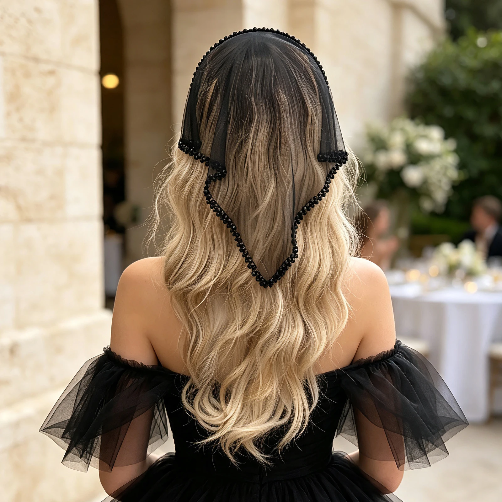 Elegantes Netz-Stirnband mit gewelltem Kristallbesatz, ein vielseitiges Haaraccessoire für Hochzeiten, Bälle, Bankette und Cocktailpartys. – Detail 2