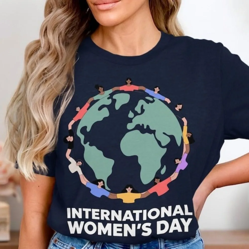 

Футболка ко Дню женского равенства 2026 с коротким рукавом, с надписью "Around The World Hands Unity Celebration Empowerment", с круглым вырезом, одежда для празднования Международного женского дня
