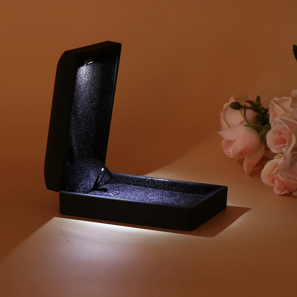 

LED Lighted Jewelry Gift Box Black 7x9x3.2cm Chic Design Lighting Necklace Pendant Holder Exquisite Gift Container