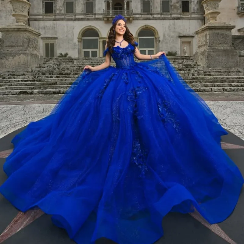 ชุดเดรสงาน Quinceanera สีน้ำเงินรอยัลเงางาม ประดับคริสตัลวิบวับ ลายดอกไม้ 3 มิติ พร้อมหางยาวและโบว์หลายชั้น ชุดเดรสสำหรับงาน Quinceanera อายุ 15 ปี ﻿ ปรับแต่ง