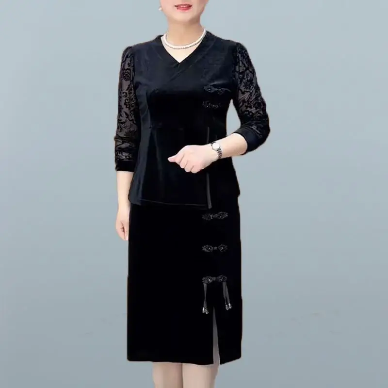 

2024 Spring and Autumn Women's New Splicing V-neck Button Lace Fashion Solid Color Slimming Long Sleeve Top Skirt Casual Suit