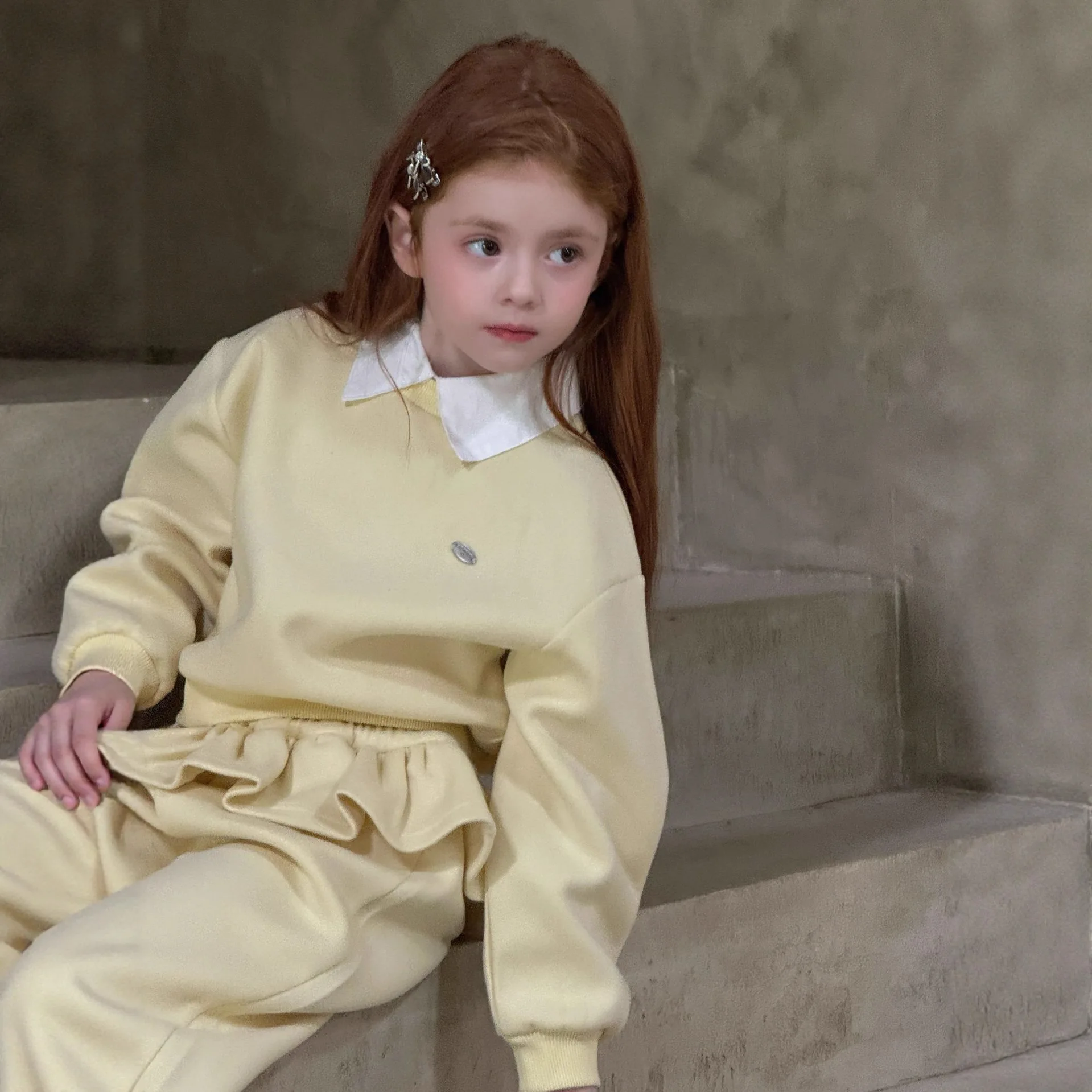 2025 خريف شتاء جديد ملابس الأطفال الكورية الفتيات عادية الدانتيل بنطال ذو قصة أرجل واسعة مجموعة الأطفال وهمية طوق هوديي قطعتين مجموعة