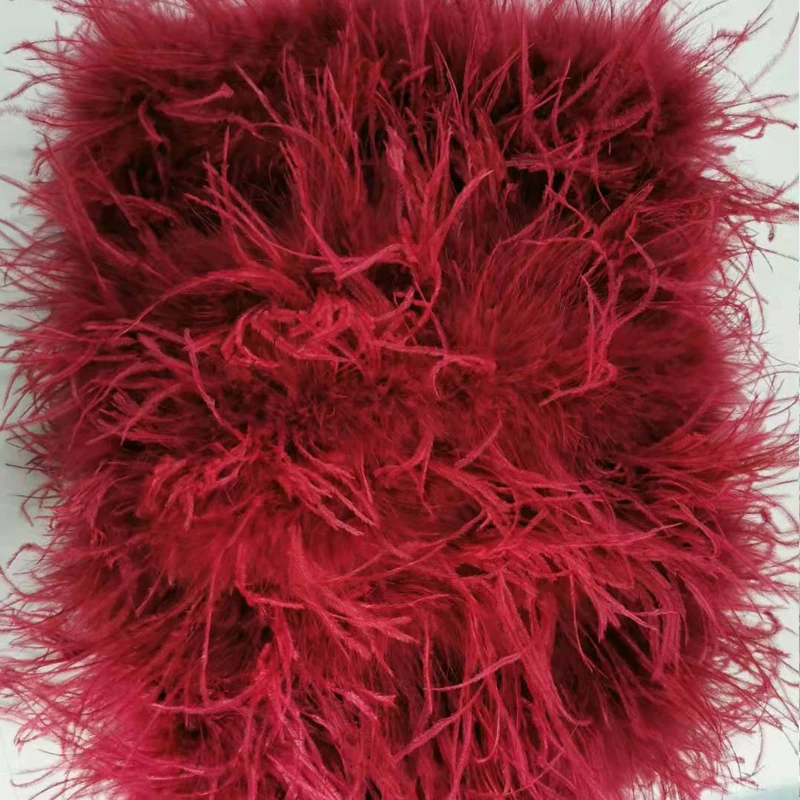 Neuestes Design eines Kleides aus 100% natürlichen Straußenfedern, mehrfach geschwungenes Design, durchsichtiges rückenfreies Kleid, sexy Damenkleid. – Detail 12