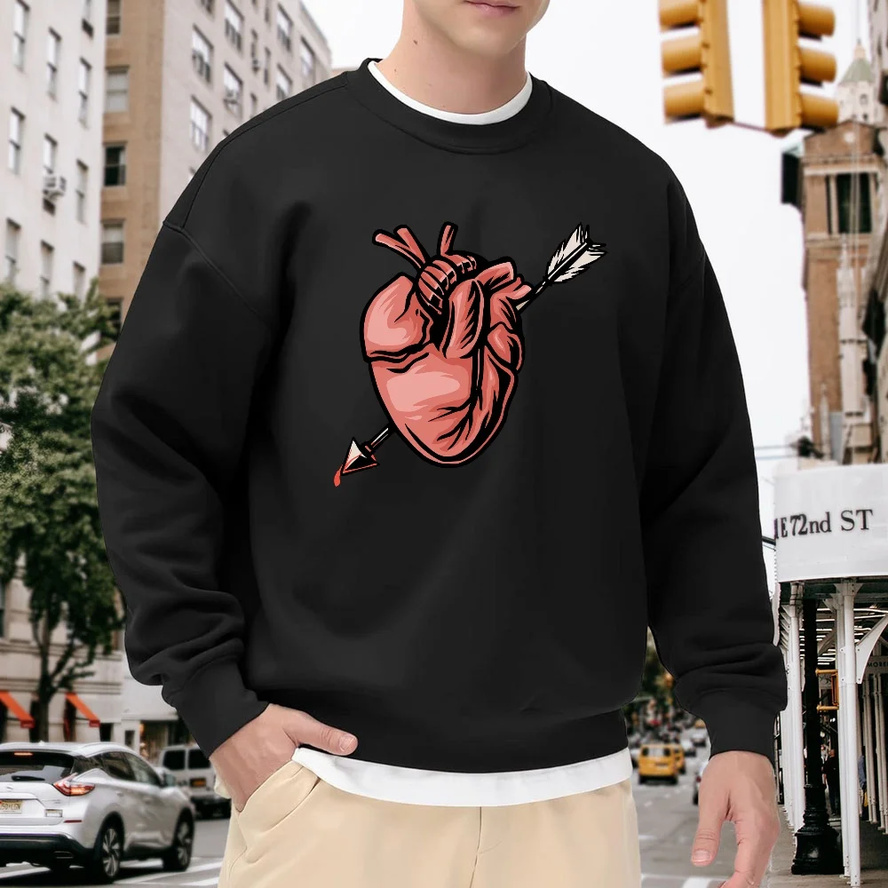 

Men's Black Crew Neck Pullover Sweatshirt with Creative Heart Arrow Print, Loose Casual Top, Versatile for Daily Street Wear and Sports, Made of Comfortable and Soft Fabric