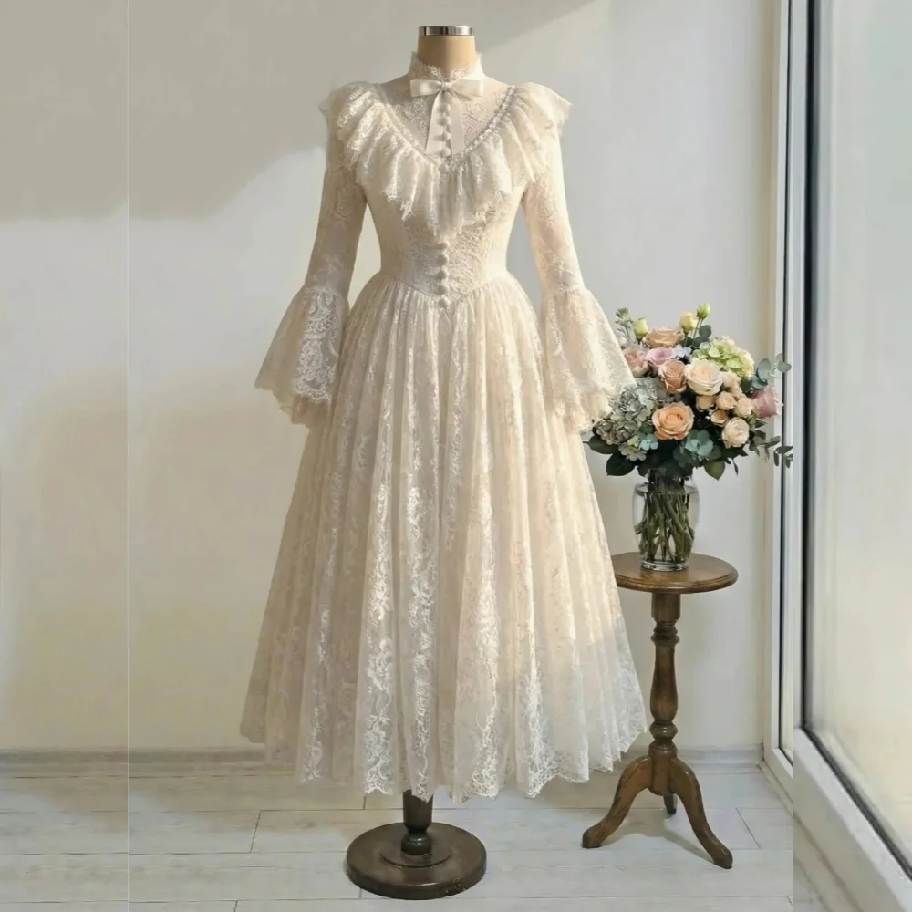 

Элегантное свадебное платье с длинными рукавами, кружевным высоким воротником и А-образным силуэтом, миди-длина, на заказ.