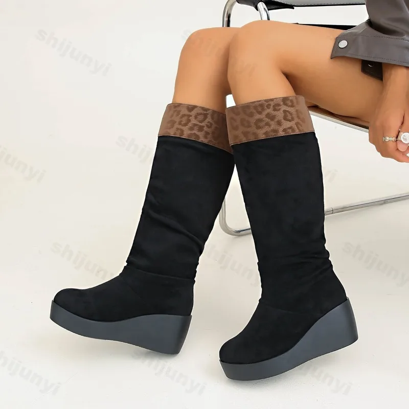

Осенние модные женские длинные ботинки на танкетке с леопардовым замшевым принтом 202, винтажные универсальные удобные ботинки до середины икры на толстой подошве
