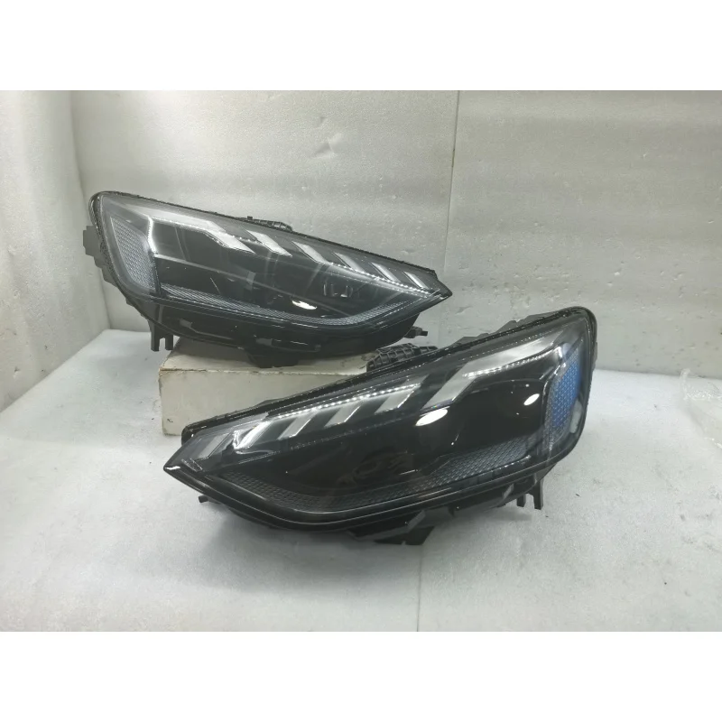 

8W0941035M/8W0941036M Matrix Beam LED Headlight with Black Base for Audi A4 B11