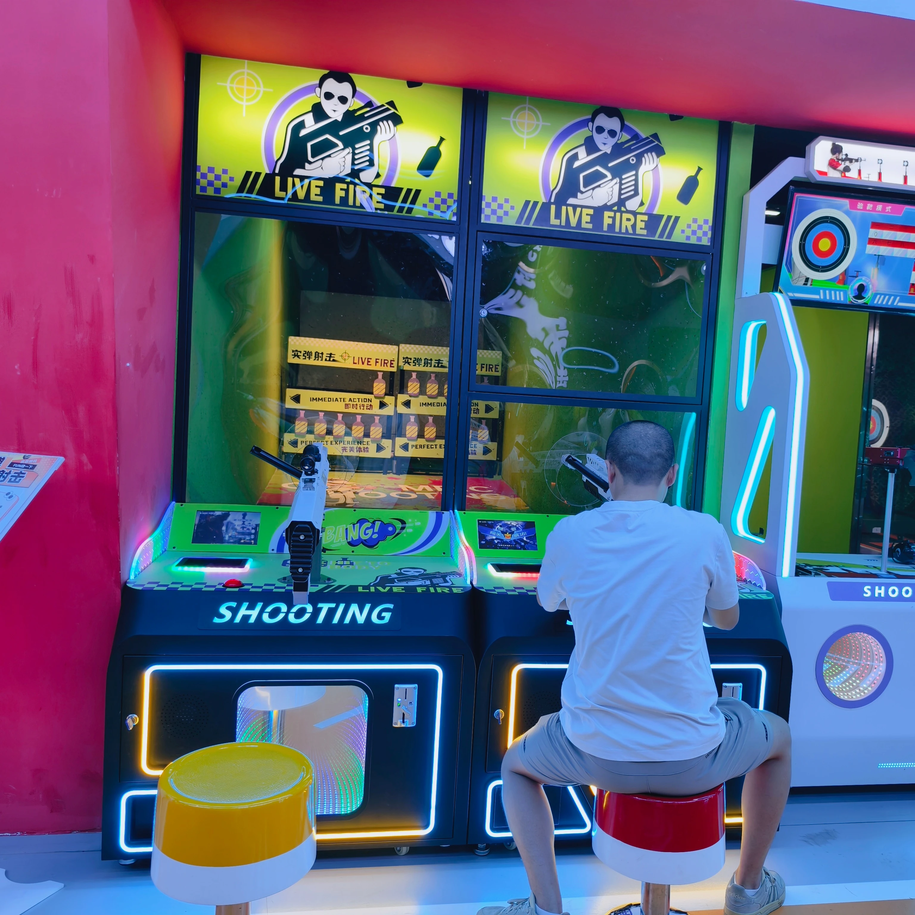 

Новый модный игровой центр предлагает игры с живой стрельбой — игры, где игроки используют настоящие оружие для стрельбы по мишеням для развлечения.