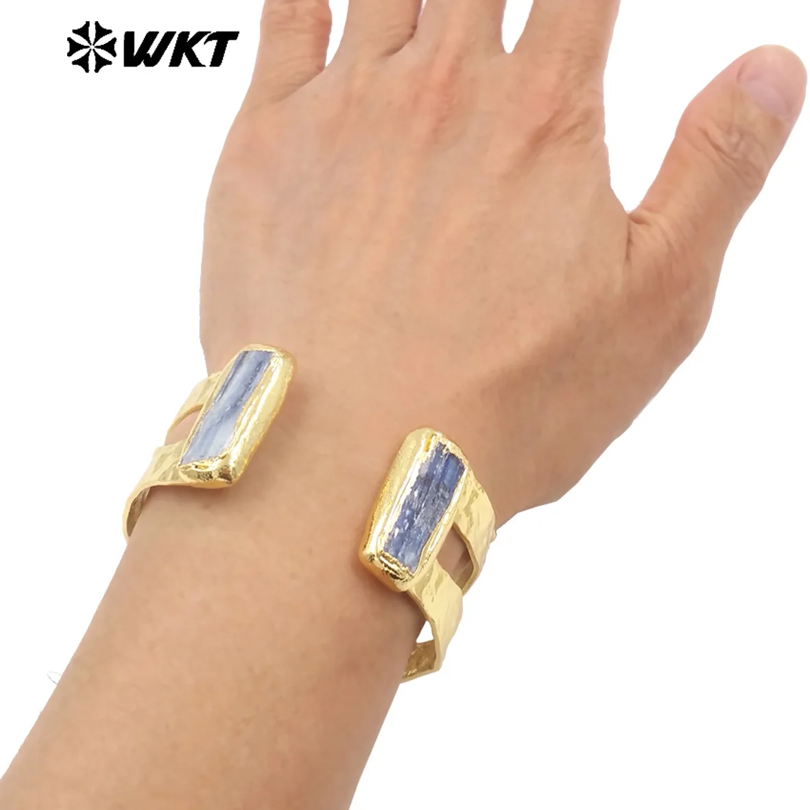 WT-B665 Wholesale Fashion 18K Real Gold Plated Resist Tarnishable Natural Blue Kyanite Stone Bangle In Adjustable Size