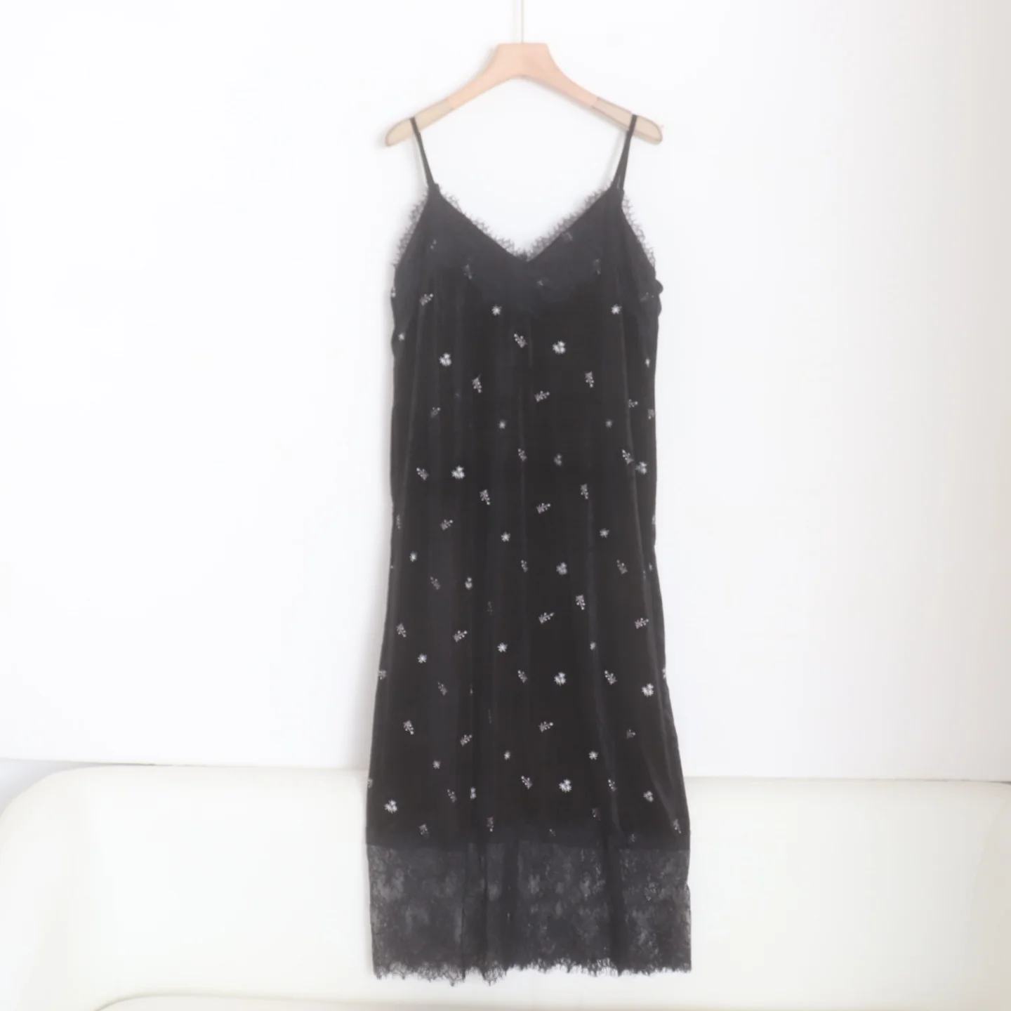 Elegant V-Neck Lace Trim Sleeveless Women's Velvet Dress Easy to Match Floral Embroidery Slip-On Fashionable Daily Wear
