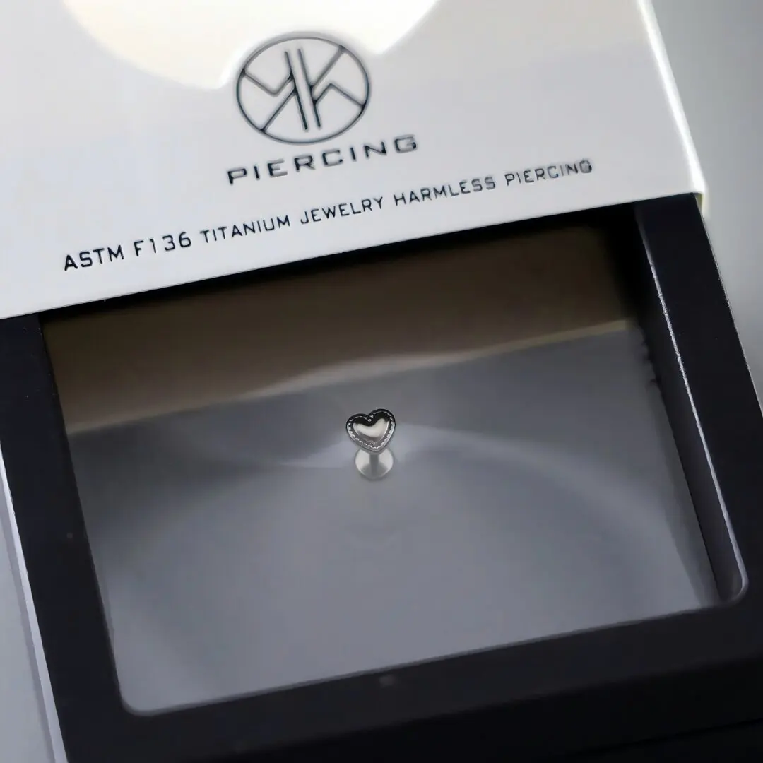 ASTM F136 التيتانيوم 16 جرام شكل قلب Labret الشفاه الغضروف قرط الاذن المرصع اللولب الزنمة محارة ثقب الأذن مجوهرات للجسم مع صندوق هدية