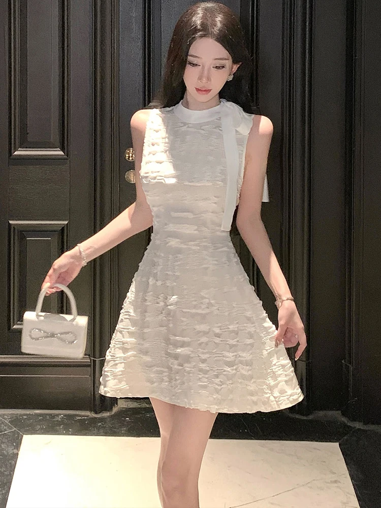 الصيف الأبيض الجاكار شيك القوس طوق فستان قصير المرأة أنيقة Bodycon فستان بلا أكمام 2025 الكورية موضة فستان مناسبات غير رسمية