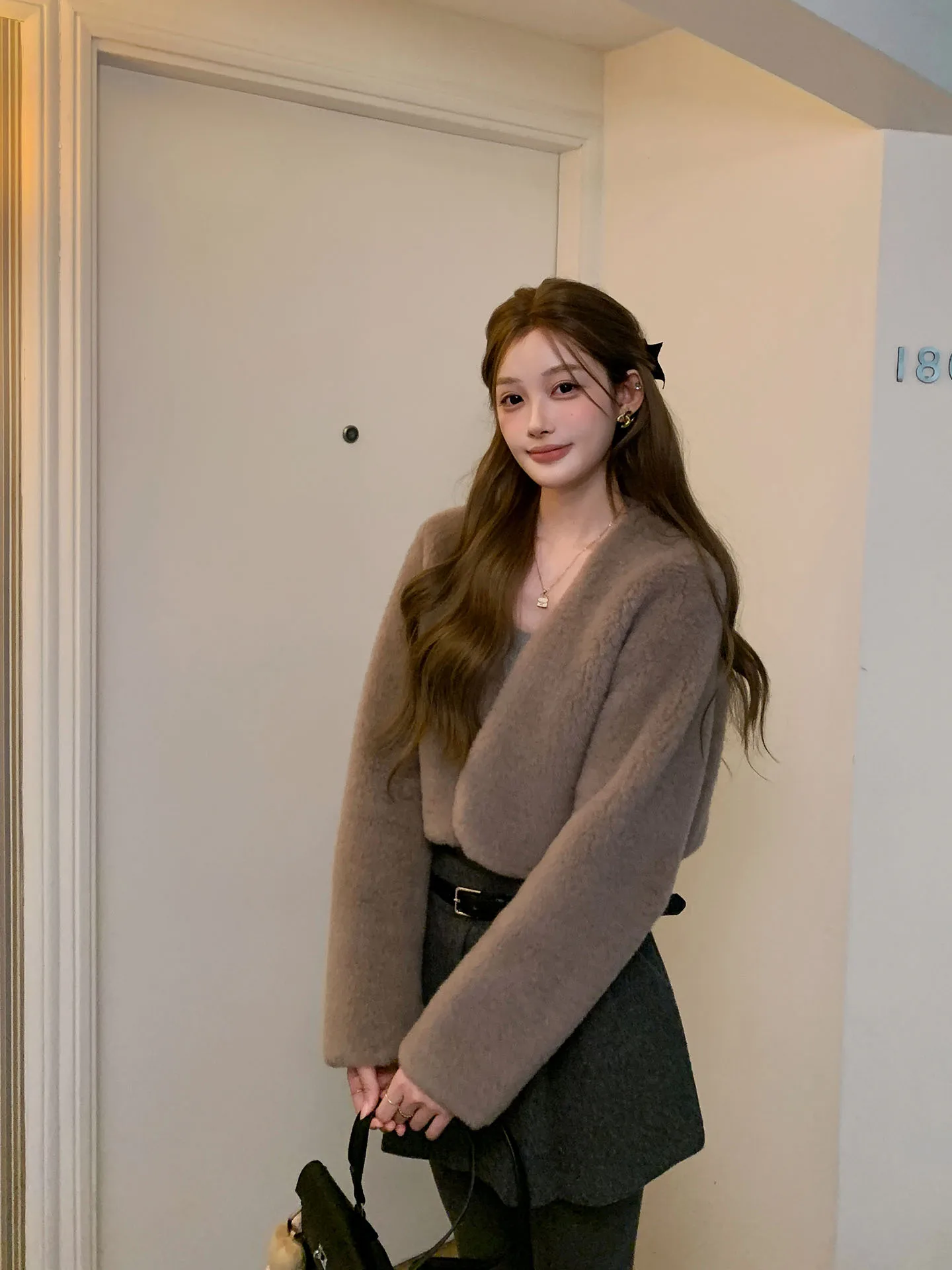 2025年冬 ショートスタイル フェイクファー ジャケット レディース コンパクト レザー＆ファー一体型コート 小さいサイズ カジュアル ルーズフィット