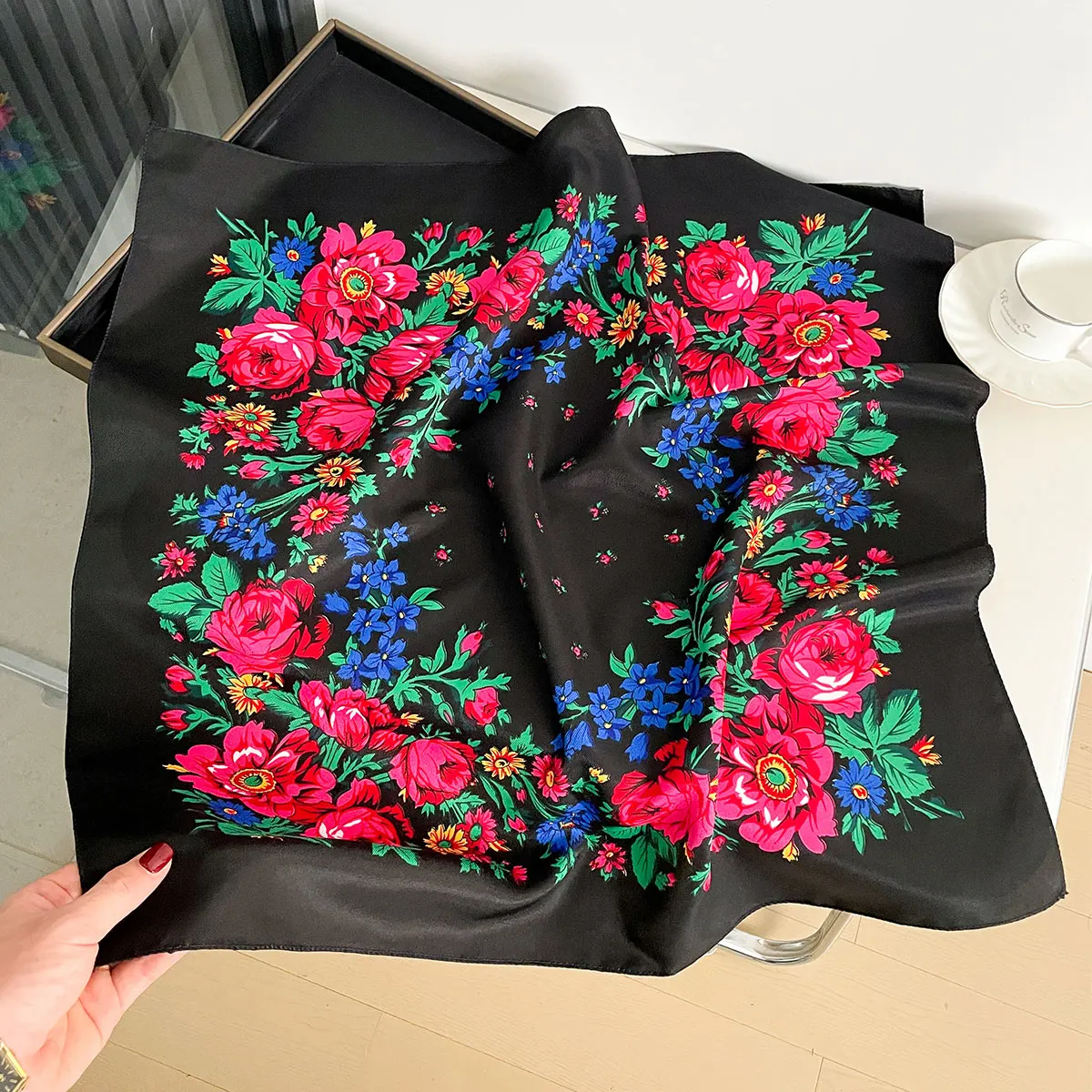 2025 Neueste 70 cm Baumwolle Blumendruck Frauen Bandanas Quadratischer Schal Mädchen Stirnband Zubehör Taschentuch Halstuch Haarschal – Detail 24
