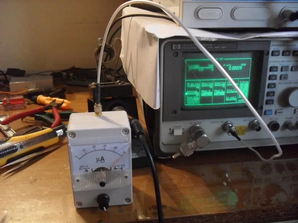 Neue 100KHz-1000MHz Feldfestigkeitsanzeige Messgerät Signalpegelmesser + Antenne