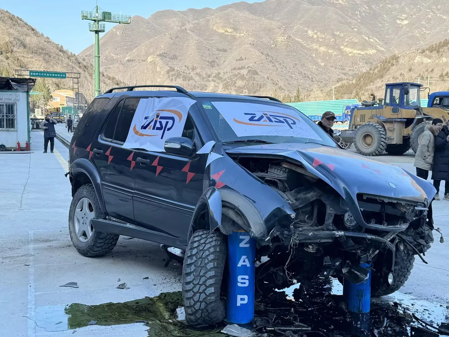 เสากั้นจราจรแบบติดตั้งถาวรเพื่อความปลอดภัยของผู้เดินเท้า