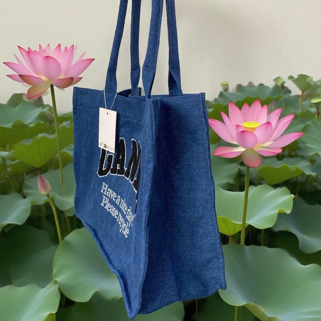 

Letter Embroidered Canvas Shopping Bag Stylish and Luxurious Single-shoulder Tote Bag Unisex Perfect for Beach Travel Shopping