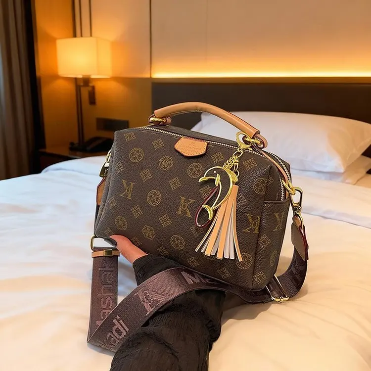 

2026 Winter Women's Vintage Tote Bag Retro Quilted Crossbody Purse Soft Genuine Leather Multi-way Shoulder Bag for Casual Dating