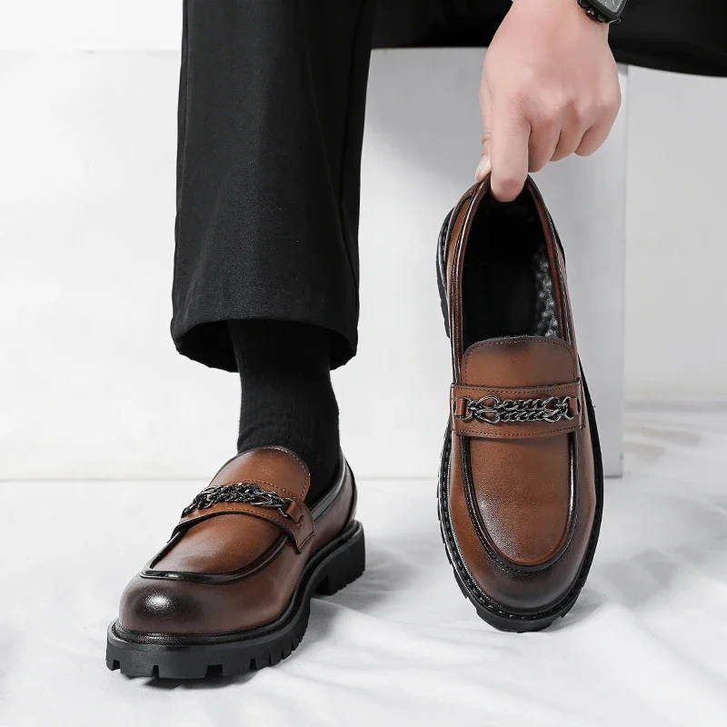 แฟชั่นผู้ชายรองเท้าLoafers PUหนาSoledรอบToeโซ่โลหะตกแต่งคลาสสิกสวมใส่ธุรกิจรองเท้าสบายๆ