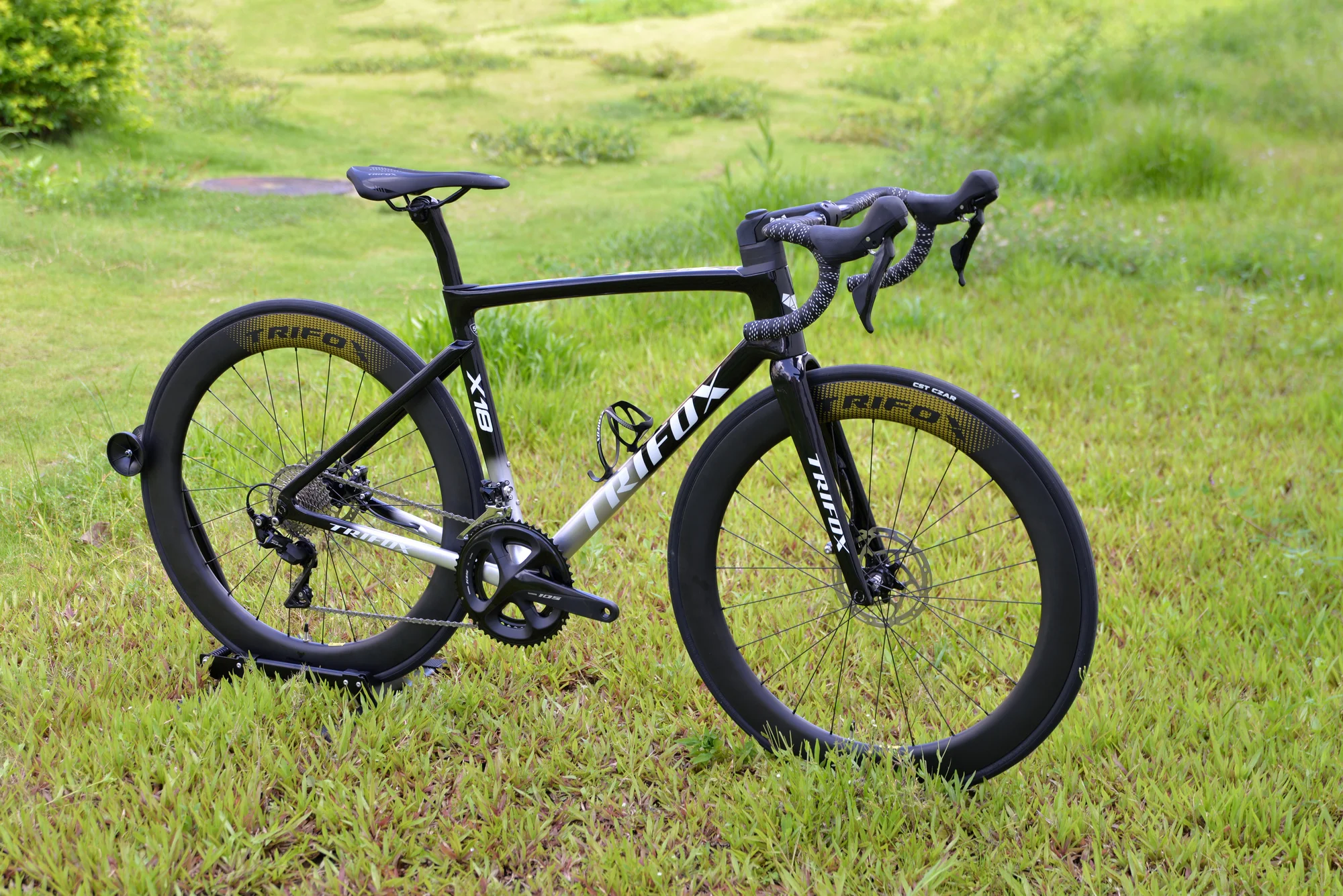 

Super light full carbon fiber road bicycle racing bike 700C in stock 22 speed carbon road bike complete