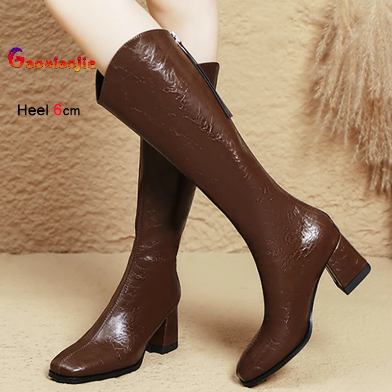 

2025 Новый стиль, модная женская обувь, коричневые высокие сапоги с квадратным каблуком и V-образным вырезом, осенне-зимние женские сапоги до колена на высоком каблуке