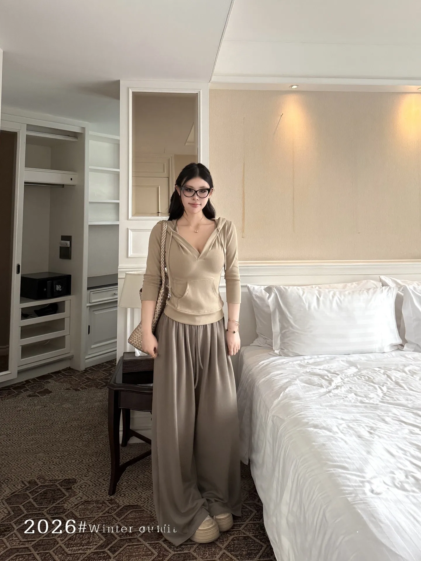 

Весна 2026: Новый повседневный спортивный костюм для женщин — футболка с V-образным вырезом и длинным рукавом, свободные брюки с высокой талией и завязками