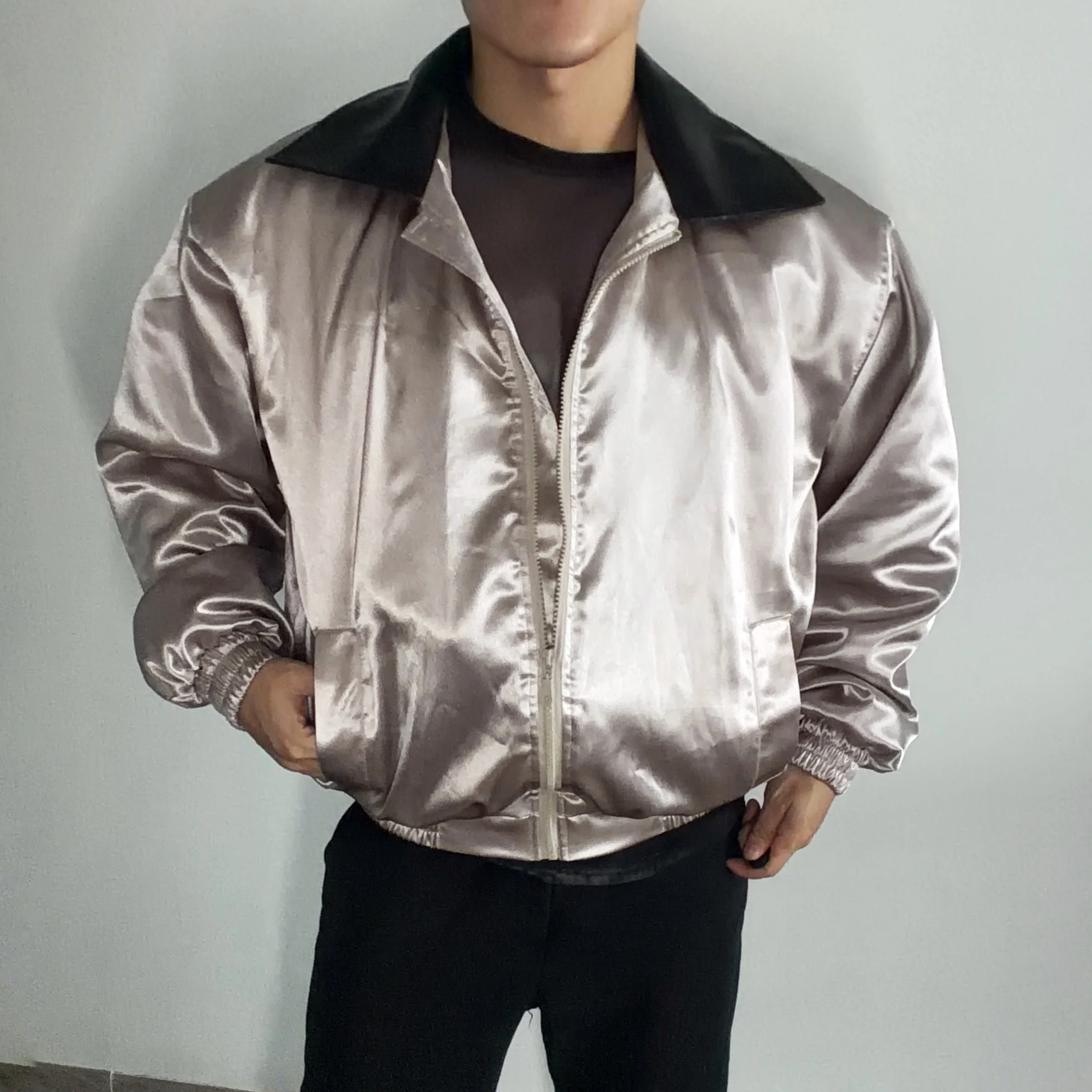 เสื้อแจ็คเก็ตสไตล์มอเตอร์ไซค์เท่ห์  ผ้าซาตินเสริมไหล่  คอหนัง  ตัดต่อ  ทรงหรูหรา  ปกเสื้อแบบลาพอล  เสื้อโค้ทสำหรับนักร้อง  ชุดแสดงบนเวที