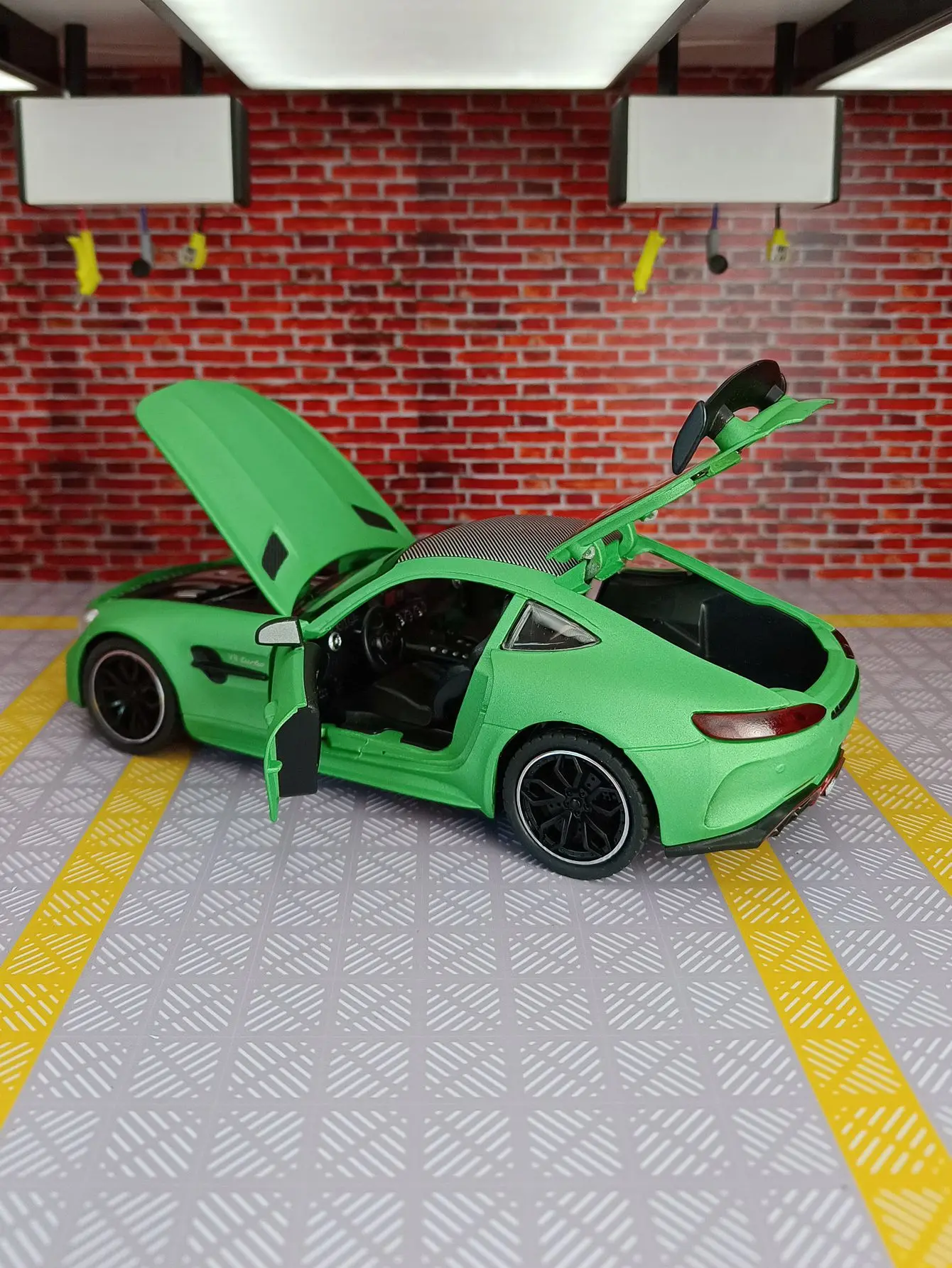 โมเดลรถซูเปอร์คาร์ Mercedes GT อัลลอยด์ ขนาด 1:24 ของเล่นตกแต่ง ประตูและฝากระโปรงหน้าเปิดได้ ท้ายรถเปิดได้ ของขวัญสุดพิเศษ